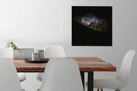 Canvas Schilderij Een Ratelslang verlicht in een duistere omgeving - 80x60 cm - Wanddecoratie - OneMillionCanvasses