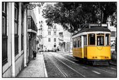 Toeristische tram door de oude straten van Lissabon - Foto op Akoestisch paneel - 90 x 60 cm