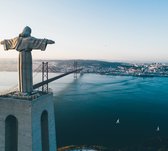 Cristo Rei waakt over de Portugese stad Lissabon - Fotobehang (in banen) - 350 x 260 cm
