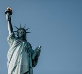 La Statue de la Liberty à New York devant un ciel bleu, - Papier peint photo (en couloirs) - 250 x 260 cm