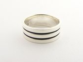 Zilveren ring met zwarte banden - maat 16