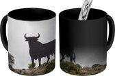Magische Mok - Foto op Warmte Mok - Een stier op een heuvel - 350 ML