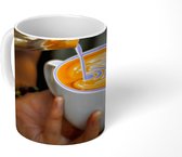Mok - De melk wordt als latte art gegoten in het kopje cappuccino - 350 ML - Beker