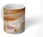 Mok - Ham kaas tosti op een wit bord - 350 ML - Beker