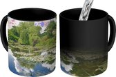 Magische Mok - Foto op Warmte Mok - Water met weerkaatsing van de lucht in het water bij Monet's tuin in Frankrijk - 350 ML