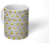 Mok - Een bloemdessin van madeliefjes - 350 ML - Beker