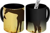 Magische Mok - Foto op Warmte Mokken - Koffiemok - Giraffe - Silhouet - Kalf - Magic Mok - Beker - 350 ML - Theemok