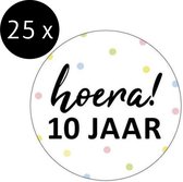 Cadeausticker Hoera 10 jaar! - Traktatiesticker Hoera - Wensetiket 10 jaar - rond 40mm - Sluitsticker - 25 stuks cadeausticker - Wit, Pastel geel, groen en roze + zwart - sticker 1