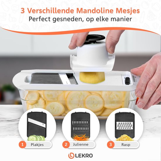 Witte mandoline snijder met gele courgetteplakjes in opvangbak. Drie snijbladen getoond: plakjes, julienne, rasp.