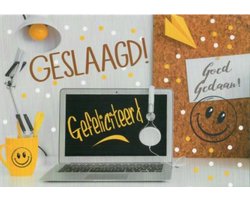 Geslaagd! Goed gedaan, gefeliciteerd. Een blije wenskaart met smileys, een bureaulamp en een laptop op een bureau. Een dubbele wenskaart inclusief envelop en in folie verpakt.
