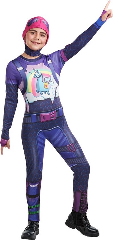 Meisje in paars en blauw Fortnite Brite Bomber kostuum met eenhoorn opdruk, roze muts en zwarte laarzen.
