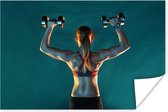 Vrouw houdt twee gewichten omhoog tijdens fitness poster 90x60 cm - Foto print op Poster (wanddecoratie woonkamer / slaapkamer)