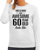 Awesome 60 year - geweldige 60 jaar cadeau sweater grijs dames -  Verjaardag cadeau trui XS