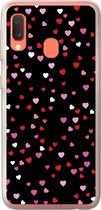 Geschikt voor Samsung Galaxy A20e hoesje - Een illustratie met hartjes op een zwarte achtergrond - Siliconen Telefoonhoesje