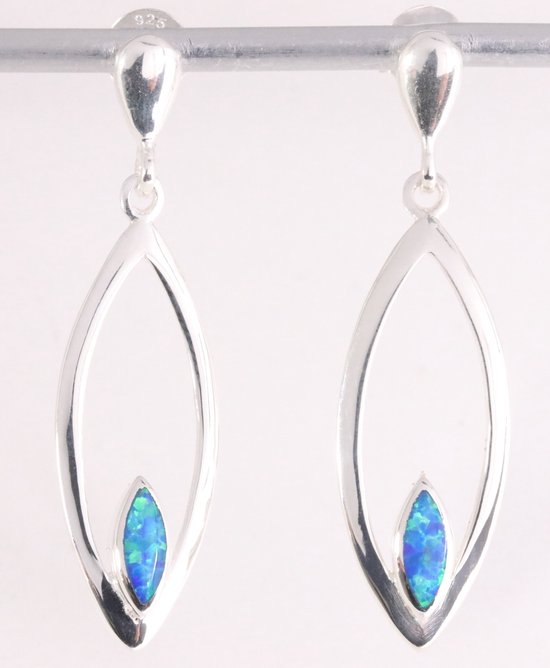 Opengewerkte zilveren oorstekers met Australische opaal