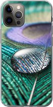 Geschikt voor iPhone 12 Pro hoesje - Close-up van een waterdruppel op de veer van een pauw - Siliconen Telefoonhoesje