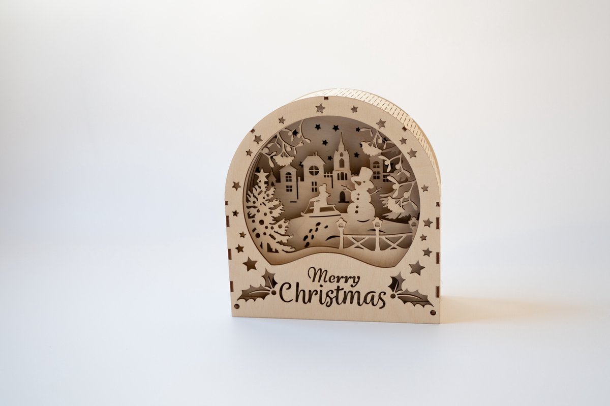 Houten kerstlichtje met sneeuwpop en huisjes in winterthema.