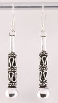 Lange bewerkte zilveren Bali oorbellen met hoogglans bolletjes