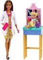 foto van Barbie Careers Kinderarts Speelset - Barbie Pop met Bruin Haar, Minipop en Onderzoekstafel