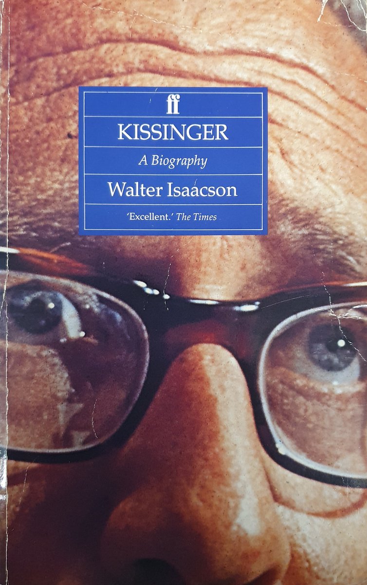 Couverture du livre avec gros plan de Kissinger, texte "Kissinger A Biography Walter Isaacson".