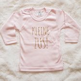 baby shirt met tekst meisje kleine zus  cadeau aanstaande zwangerschap aankondigen bekendmaken opa en oma oom tante  big / little sister roze lange mouw maat 68