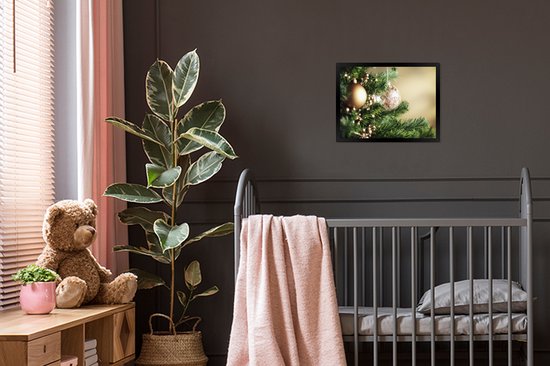 Photo dans le cadre - Gros plan des décorations de Noël dans le cadre photo sapin de Noël noir sans passe-partout 40x30 cm - Affiche sous cadre (Décoration murale salon / chambre)