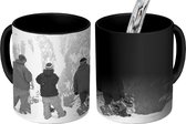 Magische Mok - Foto op Warmte Mok - Drie snowboarders bekijken de besneeuwde berghellingen - zwart wit - 350 ML