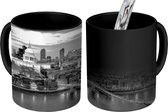 Magische Mok - Foto op Warmte Mok - Panorama van de Millennium Bridge en het stadslandschap van Londen - zwart wit - 350 ML