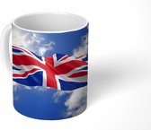 Mok - Koffiemok - De vlag van het Verenigd Koninkrijk wappert in de lucht - Mokken - 350 ML - Beker - Koffiemokken - Theemok