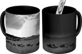 Magische Mok - Foto op Warmte Mok - Gnoes over het Masai Mara gebied in Kenia - zwart wit - 350 ML