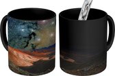 Magische Mok - Foto op Warmte Mokken - Koffiemok - Een illustratie van een planeetoppervlak met sterren en planeten - Magic Mok - Beker - 350 ML - Theemok