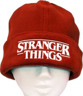 Rode fleece Muts met Stranger Things Logo wit