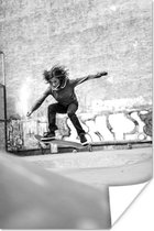 Affiche Une fille fait une cascade avec son skate - noir et blanc - 20x30 cm