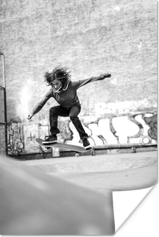 Poster Een meisje doet een stunt met haar skateboard - zwart wit - 20x30 cm