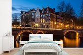 Behang - Fotobehang De Keizersgracht in Amsterdam in de nacht - Breedte 600 cm x hoogte 400 cm