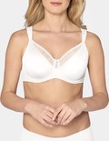 Model met blonde haren draagt een witte Triumph beha met mesh inzetstukken op de cups.