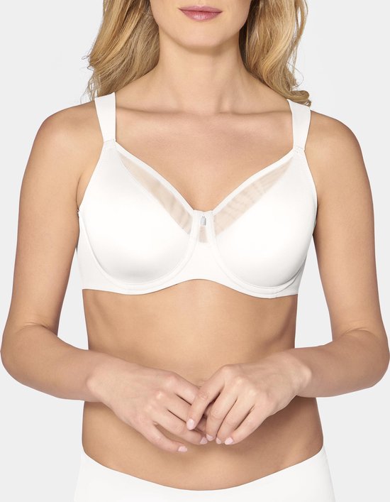Model met blonde haren draagt een witte Triumph beha met mesh inzetstukken op de cups.