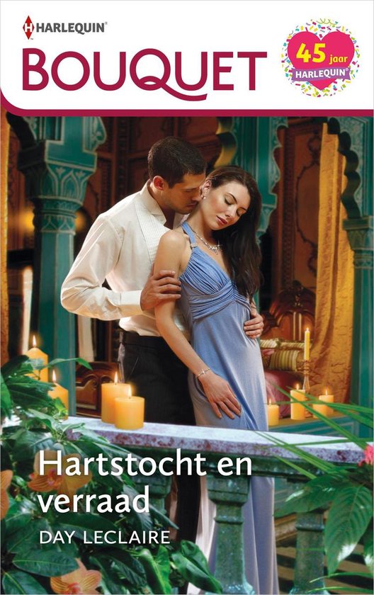 Man in wit overhemd omhelst vrouw in blauwe jurk, omringd door kaarsen en planten.
