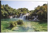 Dibond –Watervallen met Zwemmende Mensen– 120x80 Foto op Aluminium (Met Ophang)