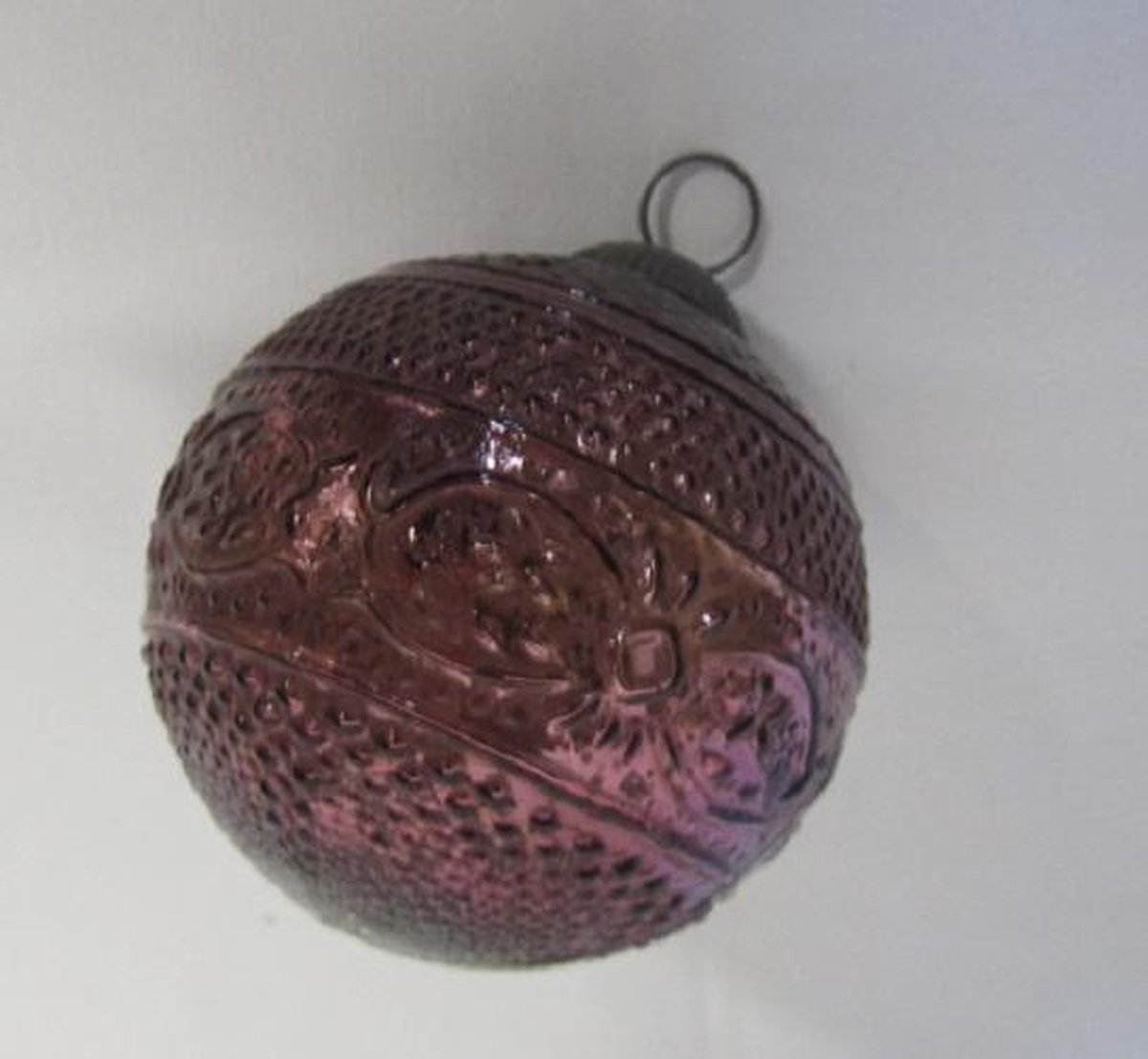 Glazen decoratie/ kerstbal, donker paars/bordeaux, met metalen hanger: Ø 9 cm