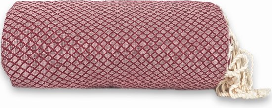 Opgerold rood plaid met ruitpatroon en crèmekleurige franjes.