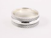Hoogglans zilveren ring met schuine ribbels - maat 22