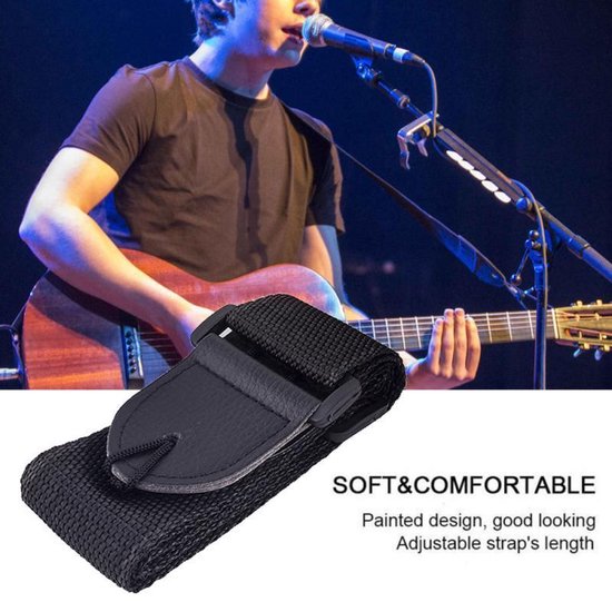 Zwarte, verstelbare gitaarband met kunstleren uiteinden, gedragen door een gitarist op een podium. "SOFT&COMFORTABLE" staat erbij.