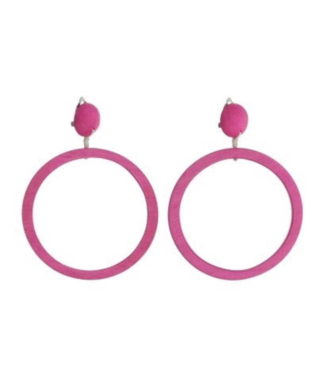 Roze oorclips met grote ronde hanger gemaakt van hout