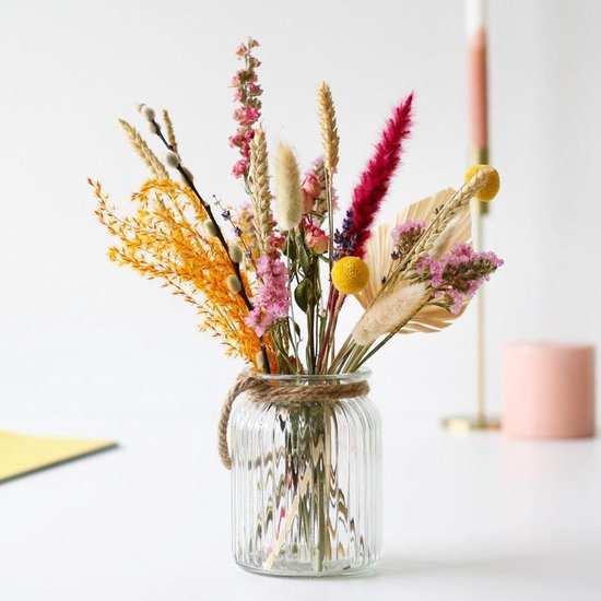 Droogbloemen zijn terug van weggeweest en daarmee zijn ze de nieuwe bloementrend van 2020. Waar ze vroeger bij je oma op de keukentafel stonden te stralen zijn ze nu overal terug te vinden in bloemenwinkels.