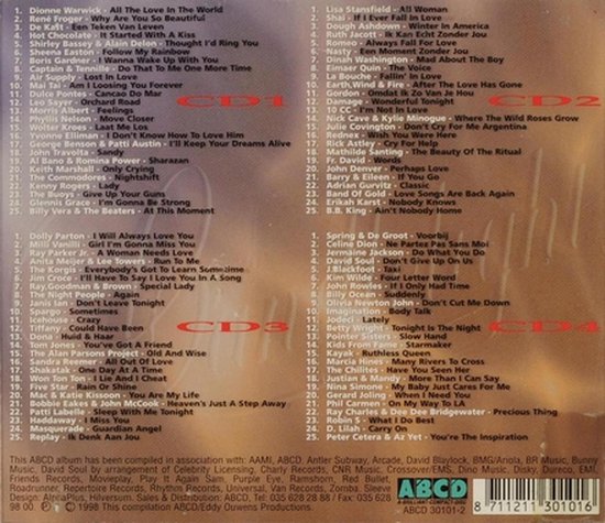 De achterkant van een muziekboxset met vier cd's, getiteld 'De 100 Mooiste Love Songs Uit 30 Jaar Candlelight'. De titels van de nummers staan op de achterkant.