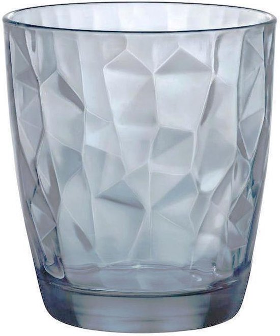 Un verre à eau bleu clair Bormioli Rocco Diamond au motif facetté.
