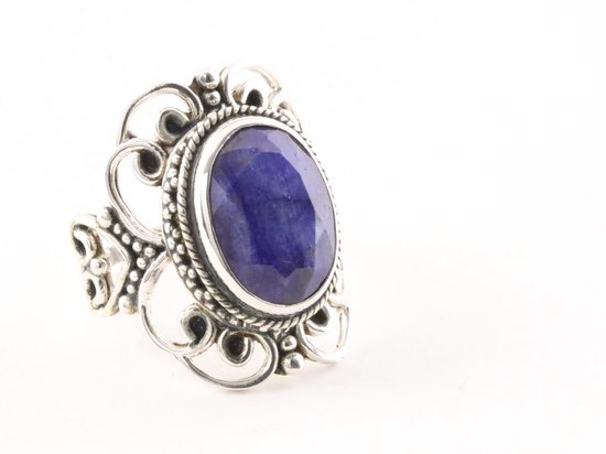 Opengewerkte zilveren ring met blauwe saffier - maat 19