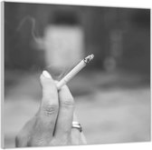 Acrylglas –Sigaret in Hand Zwart - Wit-50x50 Foto op Acrylglas (Wanddecoratie op Acrylglas)