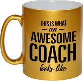 This is what an awesome coach looks like tekst cadeau mok / beker - goud - 330 ml - Coach / trainer kado